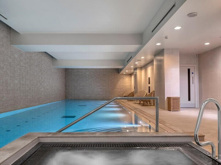 Swimming pool and hot tub at CitySuites Aparthotel